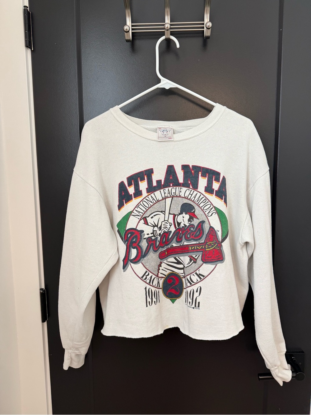 Vintage White Atlanta Braves Graphic Crewneck Sweatshirt- Cropped